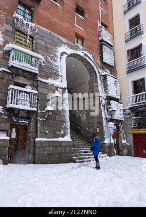 Spanien, Madrid; 9. Januar 2021: Schneesturm 'Filomena' in der Innenstadt von Madrid, an der Plaza Mayor, Straße De Los Cuchilleros, neben dem Restaurant Las Cuevas Stockfoto