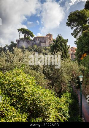Blick auf Castello Brown - ein mittelalterliches Schloss und Museum im Dorf Portofino, Italien Stockfoto