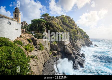 Italienische Riviera Küste in der Nähe des Dorfes Portofino mit der Blick auf Castello Brown und Chiesa di San Giorgio Stockfoto