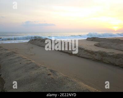 Blick auf starke Wellen stürzt über den Strand auf ein wolkiger Himmel Hintergrund Stockfoto