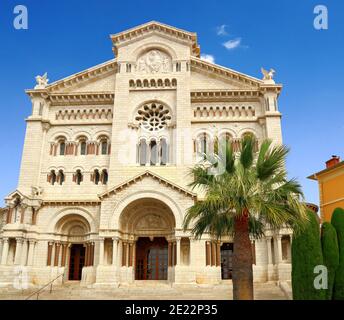 Die hohe Fassade der Kathedrale Notre-Dame. Monaco. Stockfoto