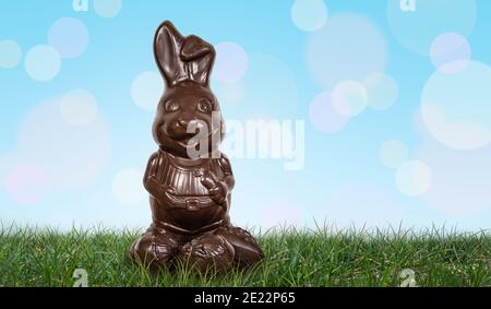 Leckere Schokolade Osterhase und Eier im Gras. Stockfoto