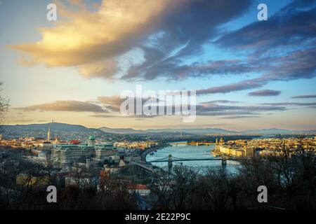 Sonnenuntergang über Budapest von der Budaer Burg aus gesehen Stockfoto
