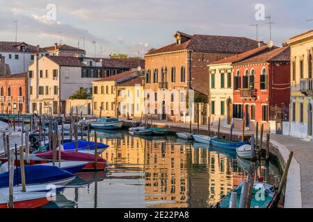 Sunset Canale San Donato - Sonnenuntergang Blick auf eine ruhige und bunte Straße, entlang der ruhigen Canale San Donato, auf Murano-Inseln. Venedig, Venetien, Italien. Stockfoto