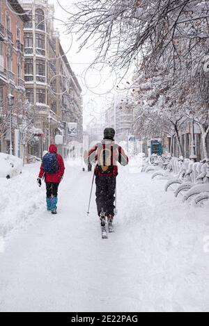 Spanien, Madrid; 9. Januar 2021: Schneesturm 'Filomena' in der Innenstadt von Madrid, Menschen, die auf den Straßen Skifahren Stockfoto