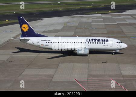 Deutsche Lufthansa Boeing 737-300 mit Registrierung D-ABEN auf Rolling to Gate am Flughafen Düsseldorf. Stockfoto