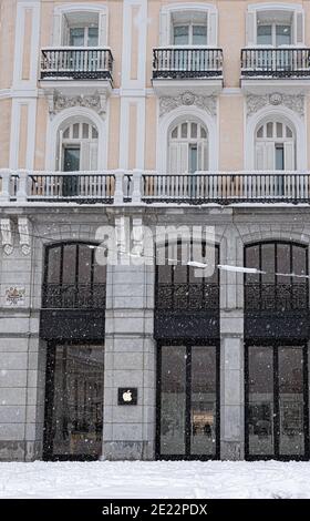 Spanien, Madrid; 9. Januar 2021: Schneesturm 'Filomena' in der Madrider Innenstadt, Puerta del Sol, neben dem Apple Store Building Stockfoto