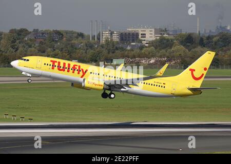 Deutsche TUIfly Boeing 737-800 mit Registrierung D-ATUH ist gerade von der Startbahn 23L des Düsseldorfer Flughafens abgefahren. Stockfoto