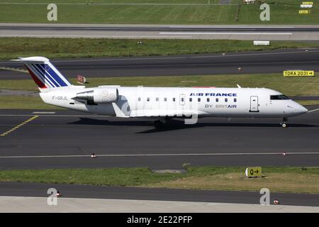 Brit Air Bombardier CRJ100 in Air France Lackierung mit der Registrierung F-GJRL auf dem Rollweg am Flughafen Düsseldorf. Stockfoto