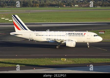 Air France Airbus A319-100 mit Zulassung F-GRXJ auf dem Rollweg am Flughafen Düsseldorf. Stockfoto