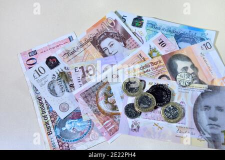 Britische Geldscheine, Pfund, englische, schottische, irische Papierscheine und Münzen Stockfoto