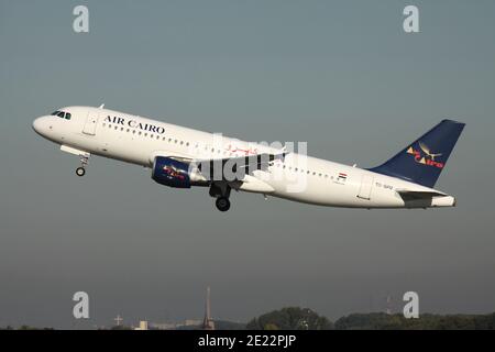 Egyptian Air Cairo Airbus A320-200 mit Registrierung SU-BPU gerade am Düsseldorfer Flughafen. Stockfoto