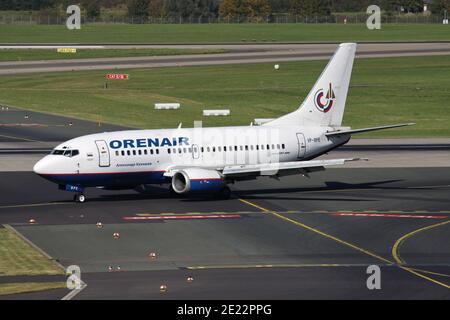 Russische Orenair Boeing 737-500 mit Registrierung VP-BPE auf dem Rollweg am Flughafen Düsseldorf. Stockfoto