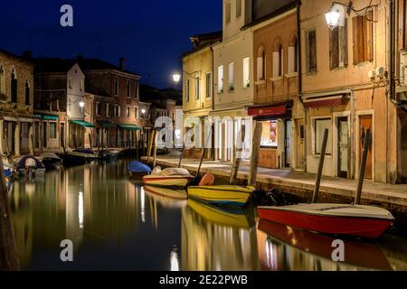 Nacht in Rio dei Vetrai - Nachtansicht eines bunten Bürgersteig entlang einer engen Wasserstraße, Rio dei Vetrai, auf Murano-Inseln. Venedig, Venetien, Italien. Stockfoto