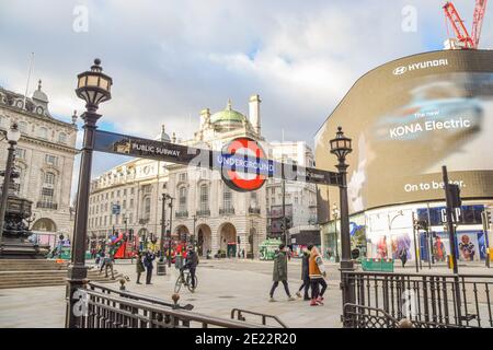 Piccadilly Circus U-Bahn-Station, London, Blick bei Tag mit den Menschen Stockfoto