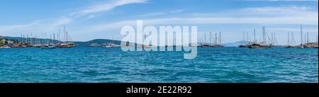 Panoramablick auf Yachten und Segelboote in ruhigen Gewässern von Bodrum flach mondförmigen Bucht in der Türkei verankert. Stockfoto
