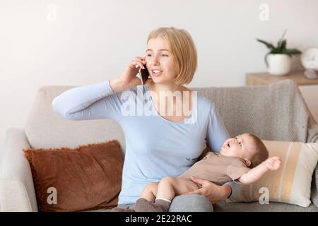 Besorgt Mutter mit weinenden kranken Baby rufen Kinderarzt Stockfoto