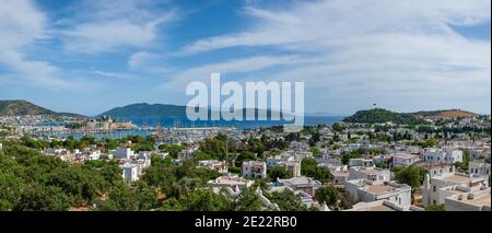 Panoramablick auf die Stadt Bodrum mit Hafen. Yachten und Segelboote ankerten in ruhigen Gewässern von Bodrum flache mondförmige Bucht in der Türkei. Stockfoto