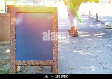 Schwarzes Brett Menü schwarze Farbe für Text, Nachricht oder Werbung. Straße in einer europäischen Stadt. Sonniger Tag. Stockfoto