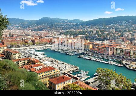 Blick auf den Hafen von Nizza und das Hinterland von Provençal in Frankreich. Stockfoto