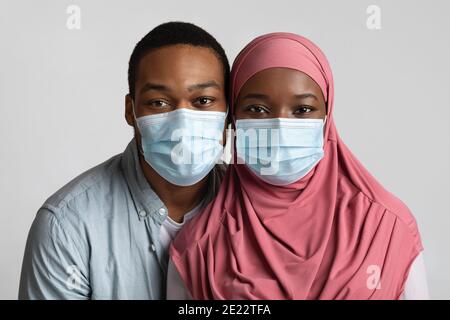 Nahaufnahme eines muslimischen schwarzen Paares mit Gesichtsmasken Stockfoto