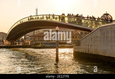 Moderne Brücke - Abendansicht der Verfassungsbrücke, die den Bahnhof Santa Lucia mit Piazzale Roma verbindet, über den Canal Grande in Venedig, Italien. Stockfoto