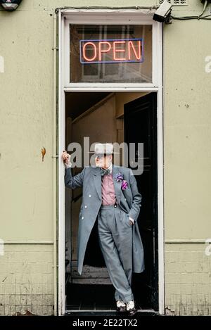 Der Künstler George Skeggs ('Soho George') steht in einer Tür auf der Dean Street, Soho, London, England, Großbritannien Stockfoto