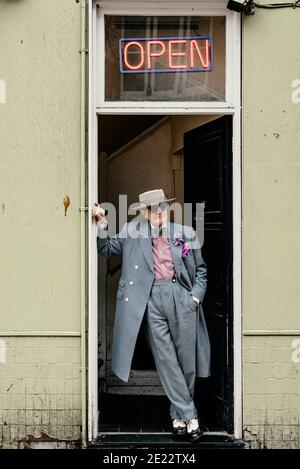 Der Künstler George Skeggs ('Soho George') steht in einer Tür auf der Dean Street, Soho, London, England, Großbritannien Stockfoto