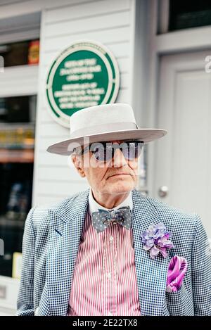 Der Künstler George Skeggs ('Soho George') steht vor der einst einflussreichen 2i's Coffee Bar (1956-70) in der Old Compton St, Soho, London, England, Großbritannien Stockfoto