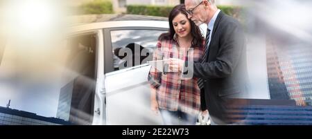 Autoverkäufer gibt Erklärungen auf Tablette, um hübsche junge Frau; Mehrfachbelichtung Stockfoto