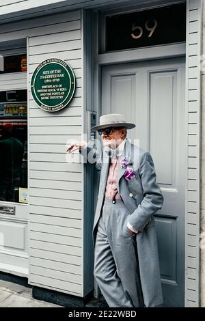 Der Künstler George Skeggs ('Soho George') steht vor der einst einflussreichen 2i's Coffee Bar (1956-70) in der Old Compton St, Soho, London, England, Großbritannien Stockfoto