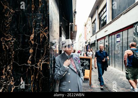 Der Künstler George Skeggs ('Soho George') steht in Walker's Court, einer Gasse, die Berwick St, Peter St und Brewer St, Soho, London, England, UK verbindet Stockfoto