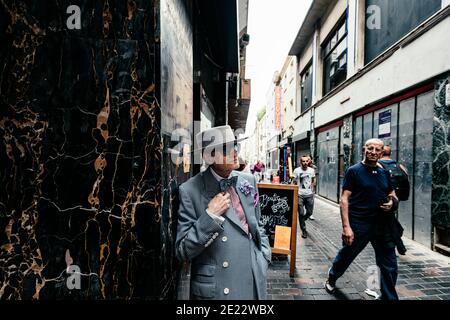 Der Künstler George Skeggs ('Soho George') steht in Walker's Court, einer Gasse, die Berwick St, Peter St und Brewer St, Soho, London, England, UK verbindet Stockfoto