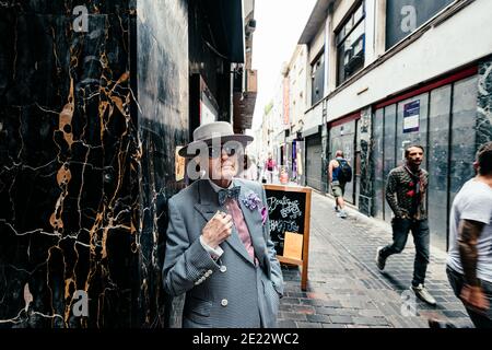 Der Künstler George Skeggs ('Soho George') steht in Walker's Court, einer Gasse, die Berwick St, Peter St und Brewer St, Soho, London, England, UK verbindet Stockfoto