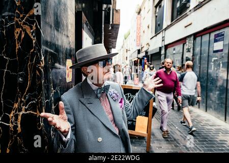 Der Künstler George Skeggs ('Soho George') steht in Walker's Court, einer Gasse, die Berwick St, Peter St und Brewer St, Soho, London, England, UK verbindet Stockfoto