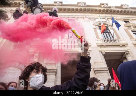 Rom, Italien. Januar 2021. Am 11. Januar 2020 veranstalteten die Studenten einiger Gymnasien in Rom, Italien, eine Demonstration vor dem Ministerium für Bildung, Universität und Forschung (MIUR). (Foto: Matteo Nardone/Pacific Press/Sipa USA) Quelle: SIPA USA/Alamy Live News Stockfoto