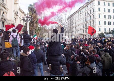 Rom, Italien. Januar 2021. Am 11. Januar 2020 veranstalteten die Studenten einiger Gymnasien in Rom, Italien, eine Demonstration vor dem Ministerium für Bildung, Universität und Forschung (MIUR). (Foto: Matteo Nardone/Pacific Press/Sipa USA) Quelle: SIPA USA/Alamy Live News Stockfoto