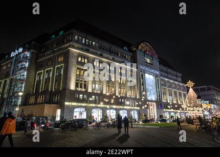 KaDeWe von aussen im Lichterglanz. Weihnachts-Shopping auf dem Tauentzien am 12.12.2020 Schöneberg, Berlin, Deutschland Stockfoto