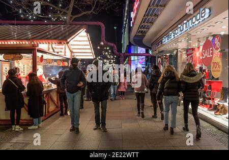 Weihnachts-Shopping auf dem Tauentzien am 12.12.2020 Charlottenburg, Berlin, Deutschland Stockfoto