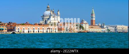 Skyline von Venedig - EIN Panoramablick auf die Skyline von Venedig, gegen hellen sonnigen blauen Himmel, entlang der Nordufer des Giudecca-Kanals. Venedig, Venetien, Italien. Stockfoto