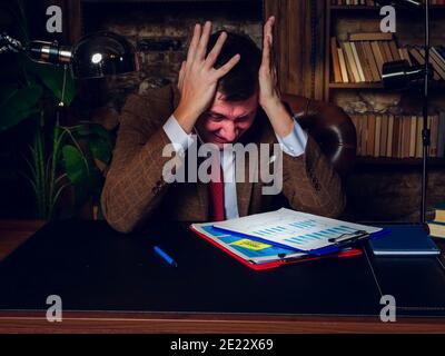 Ein Geschäftsmann Panik wegen der Krise, Geschäftsprobleme. Stockfoto