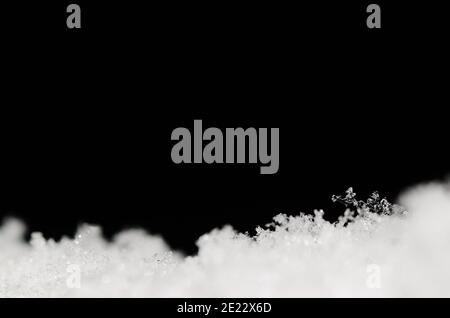 Frischer neuer weißer frischer Schnee und schwarzer Hintergrund Stockfoto