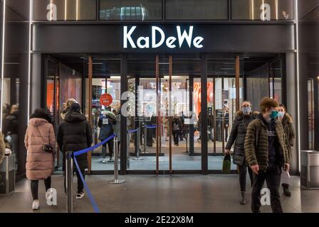 KaDeWe von aussen im Lichterglanz. Weihnachts-Shopping auf dem Tauentzien am 12.12.2020 Schöneberg, Berlin, Deutschland Stockfoto