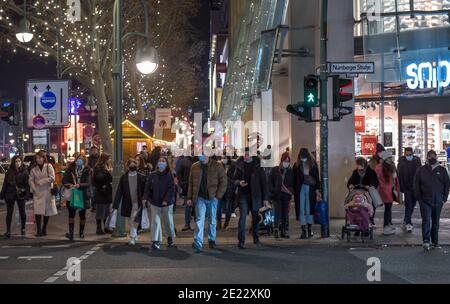 Weihnachts-Shopping auf dem Tauentzien am 12.12.2020 Charlottenburg, Berlin, Deutschland Stockfoto