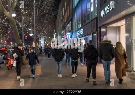 Weihnachts-Shopping auf dem Tauentzien am 12.12.2020 Charlottenburg, Berlin, Deutschland Stockfoto