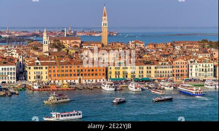 Venice Waterfront - Luftpanoramic Blick auf die geschäftige und überfüllte Uferpromenade der Sestiere von Castello an einem sonnigen Oktobernachmittag. Venedig, Italien. Stockfoto