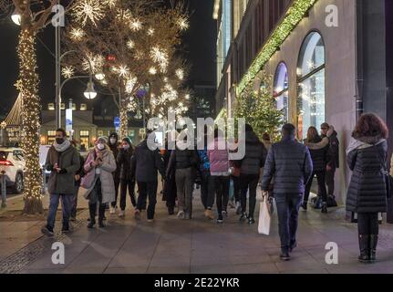 Weihnachts-Shopping auf dem Tauentzien am 12.12.2020 Charlottenburg, Berlin, Deutschland Stockfoto