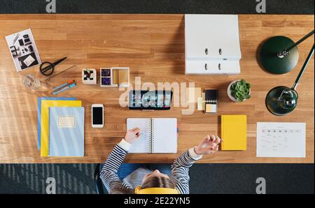 Draufsicht der Geschäftsfrau, die am Schreibtisch im Home Office am Tablet arbeitet, Videoanruf-Konzept. Stockfoto