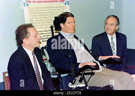 Christopher Reeve mit Sen. Arlen Specter, links, und Sen. Tom Harkin während einer Pressekonferenz auf dem Capitol Hill 15. Mai 1996 in Washington, D.C. Reeve, 43, der Superman-Star, war vom Hals nach unten gelähmt, nachdem er während eines Reitwettbewerbs von einem Pferd gefallen war. Stockfoto