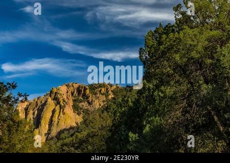 Dramatische Chiricahua Berge vom Cave Creek Canyon im Coronado National Forest, Arizona, USA Stockfoto